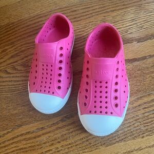 Native Kids Water Shoes - Vivid Pink and White
